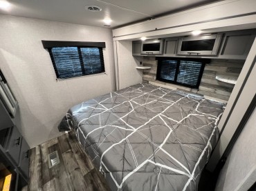 2023 - CrossRoads - Volante 22FD  King Size Bed and Slide