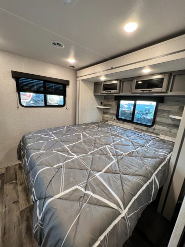 2023 - CrossRoads - Volante 22FD  King Size Bed and Slide