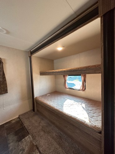 2015 - Forest River - Shasta Revere  32DS Bunk Room  2 Slides
