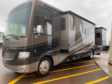 2018 - Newmar - Canyon Star 3716   V-10 Gas  only 6000 Kms