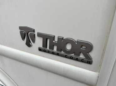 2018 - Thor Motor Coach - Hurricane 29M  Gas  Full Wall Slide